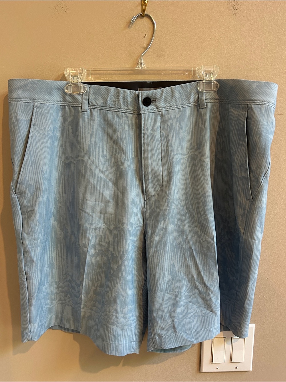 VRST Men's Flat Front Light Blue Patterned Shorts 9” NWT